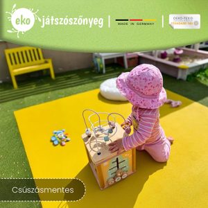 eko-játszószőnyeg kampány fotója, egy gyermek játszik rajta
