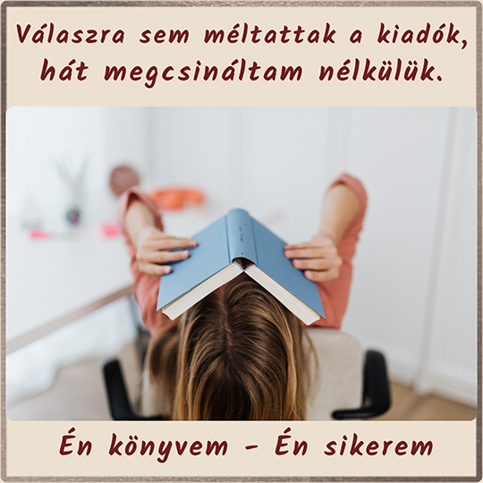 szerző az új könyvét szorítja az arcához, boldogan